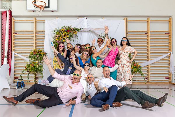 Grosse ambiance de groupe dans la salle de fête