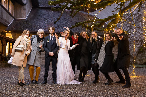 Photo de groupe dans la cour du château de Lucens