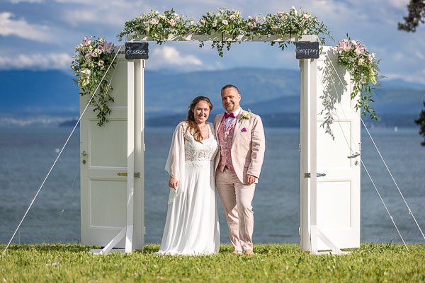 Couple au coucher de soleil devant le lac léman