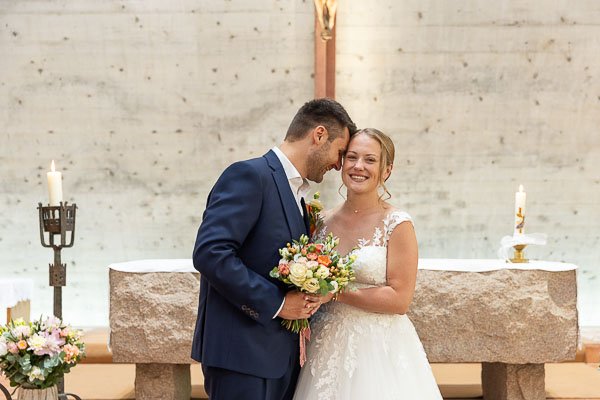 Couple devant l'autel à l'église catholique de Cully