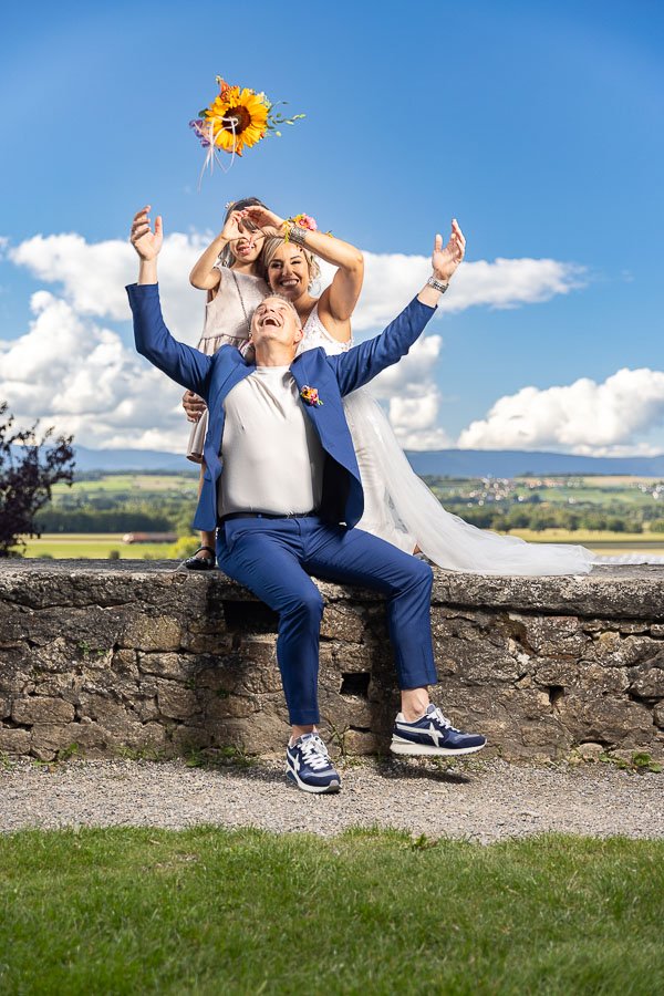 Sourir, tournesol et ciel bleu