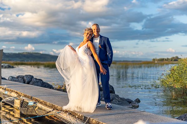 Couple avec lumière du soir devant le lac de Neuchâtel