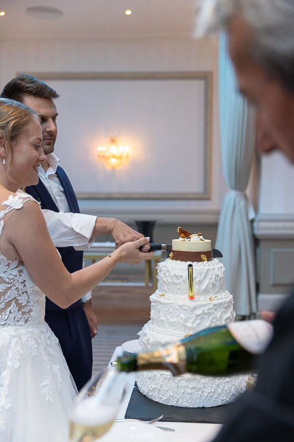 Découpage du gâteau de mariage au Lausanne Palace