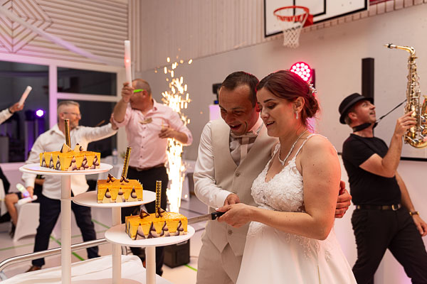 Un découpage de gâteau festif