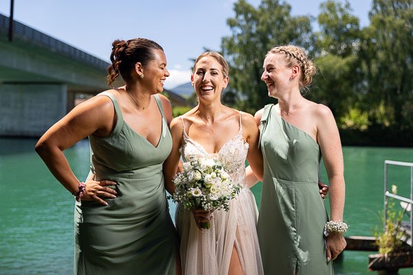 La mariée et les demoiselles d'honneur rigolent au bord de la Thielle