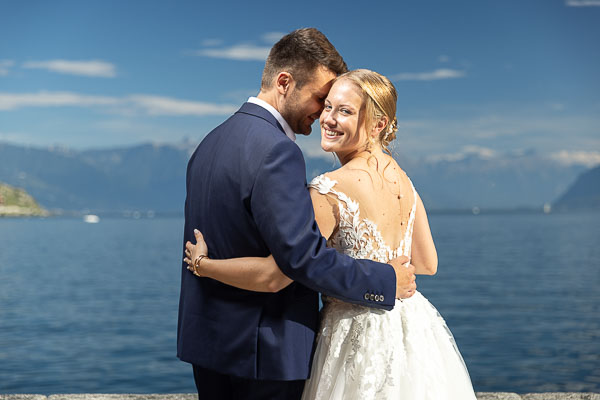 Mariés lumineux devant lac Léman bleu profond