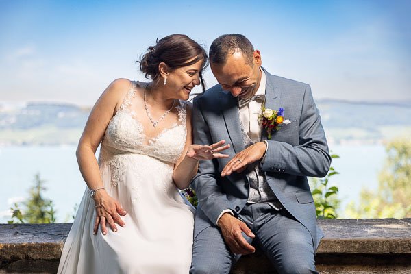 Les mariés découvrent leur nouvelles alliances en dessus du lac de Morat