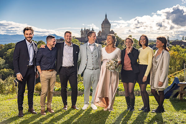 Une belle équipe devant le château de Vufflens-le-château