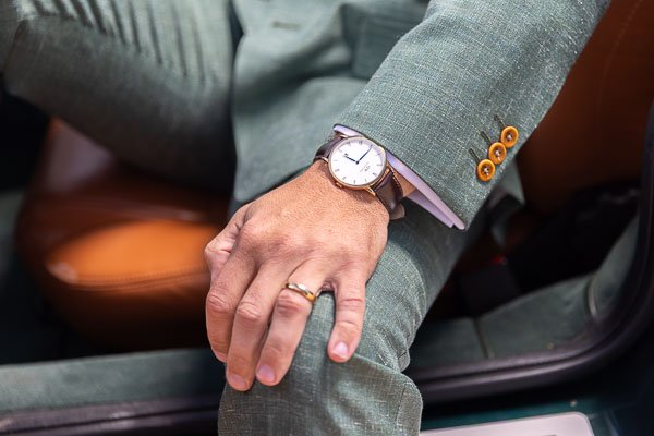 montre et alliance élégante du mariés