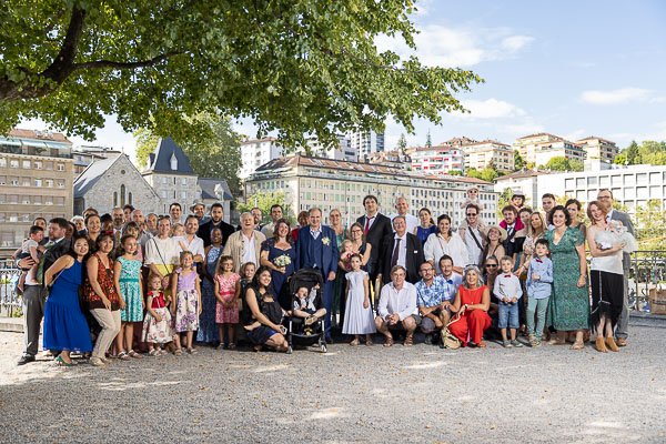 Photo de groupe mariage en plein centre de Lausanne