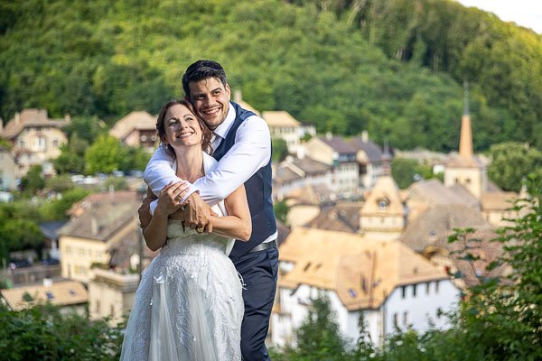 Les mariés devant l'abbatiale de Romainmôtier