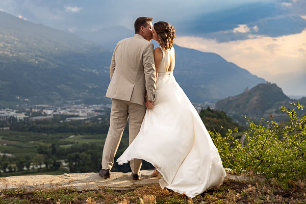 Un doux baiser au soleil couchant avec vue sur Sion et Valère & Tourbillon
