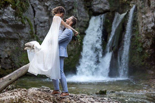 séance photo devant une cascade