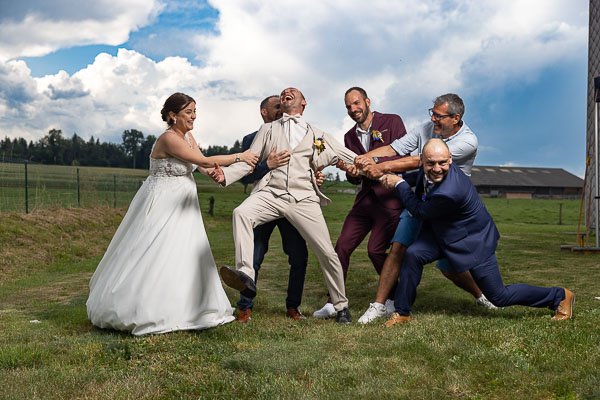 Les témoins retiennent le mariés