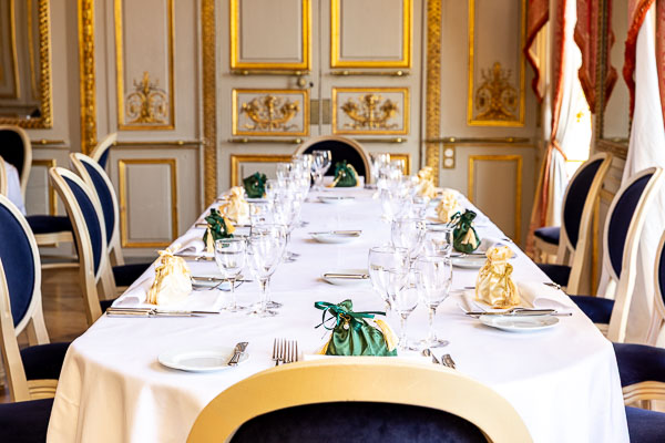 La table est dressée à l'hôtel duPeyrou