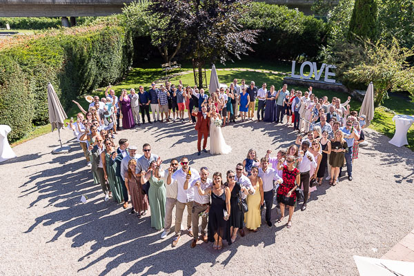 Un coeur d'amour autour des mariés